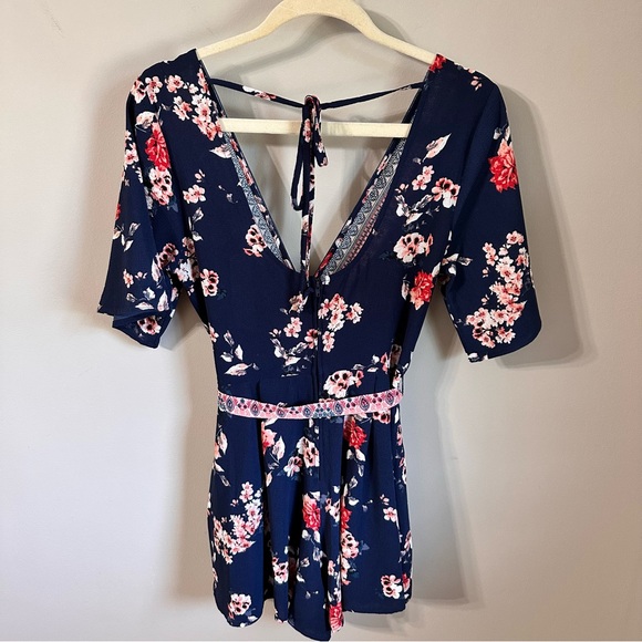 NWT Miami Francesca's Blue Floral V Neck Open Back Short Sleeve Romper Medium - Picture 7 of 10